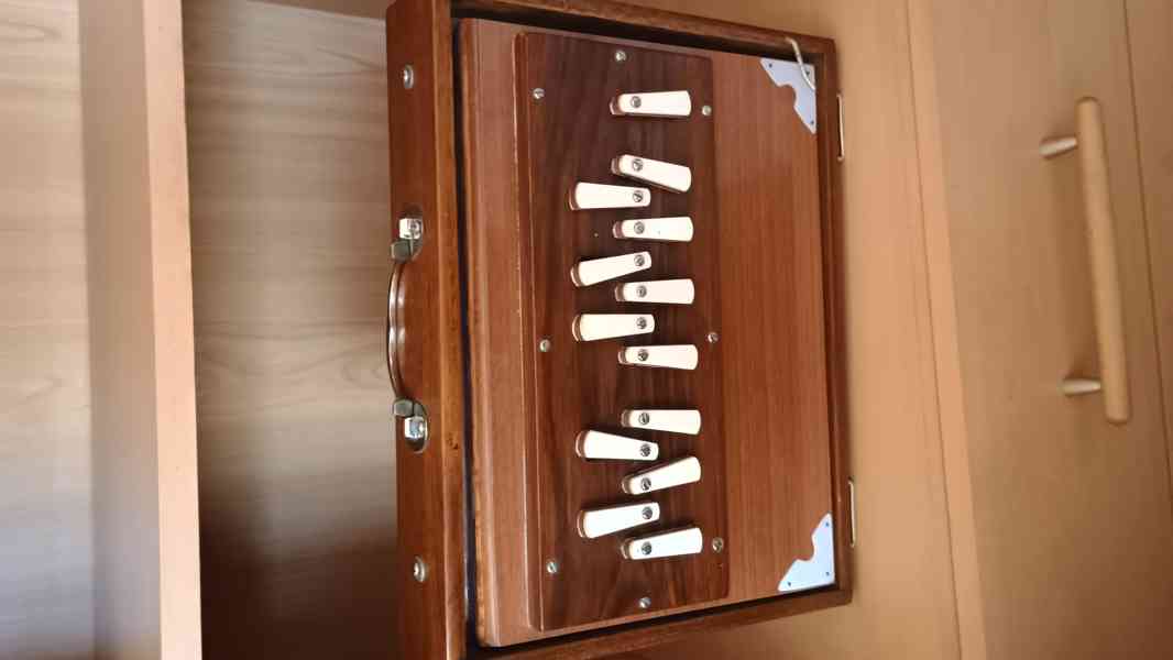 Indické harmonium – 13 registrů, pěkný stav - foto 4