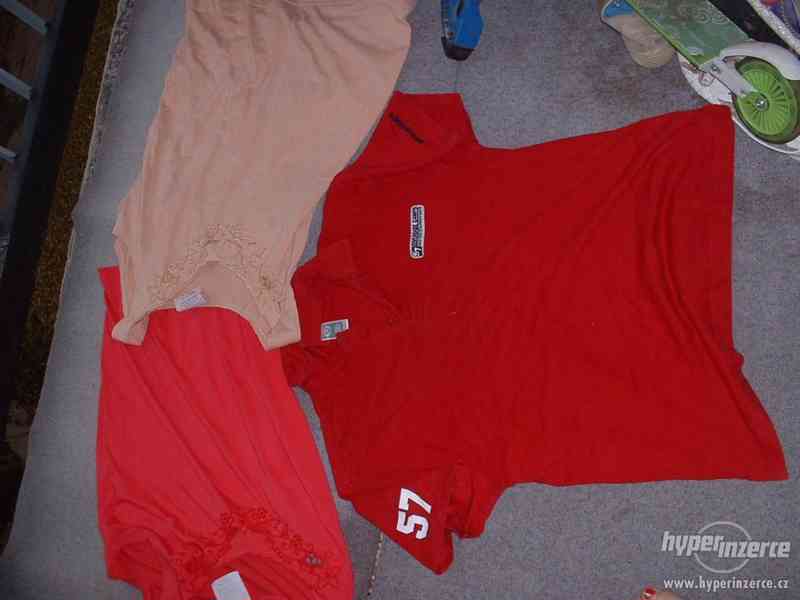 červené triko - foto 2