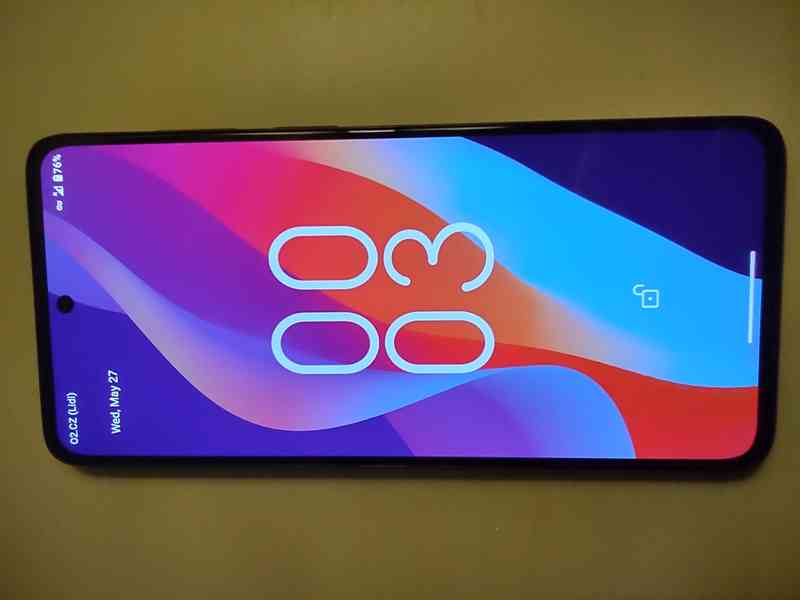 Mobilnì telefon Motorola za 2700 Kč - foto 3