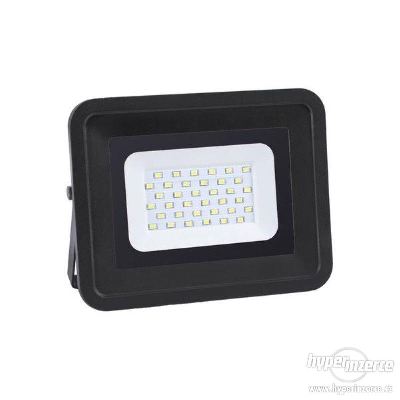 Ultratenký LED reflektor černý 20W 1700lm teplá - foto 1