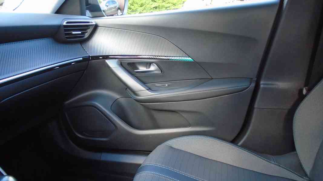 PEUGEOT 2008 Allure 1.5 BlueHDi 81Kw - foto 23