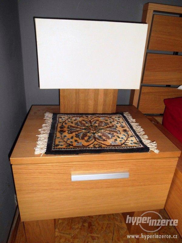 Manželská postel Bo Concept + 2 x stolek + 2 x lampa - foto 2