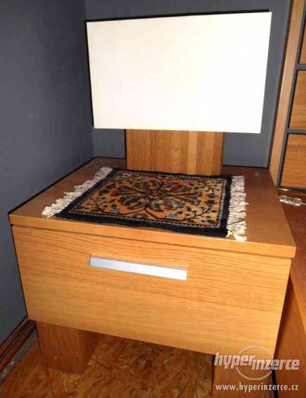Manželská postel Bo Concept + 2 x stolek + 2 x lampa - foto 3