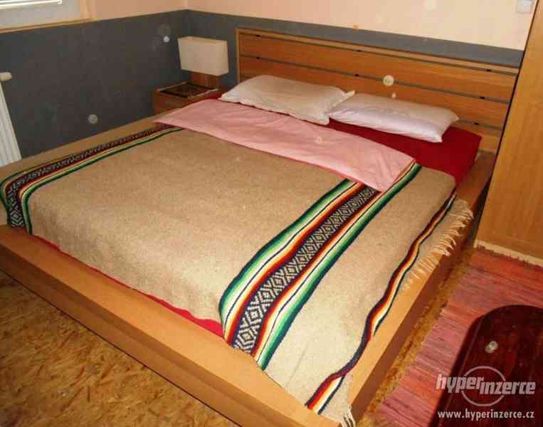 Manželská postel Bo Concept + 2 x stolek + 2 x lampa - foto 5