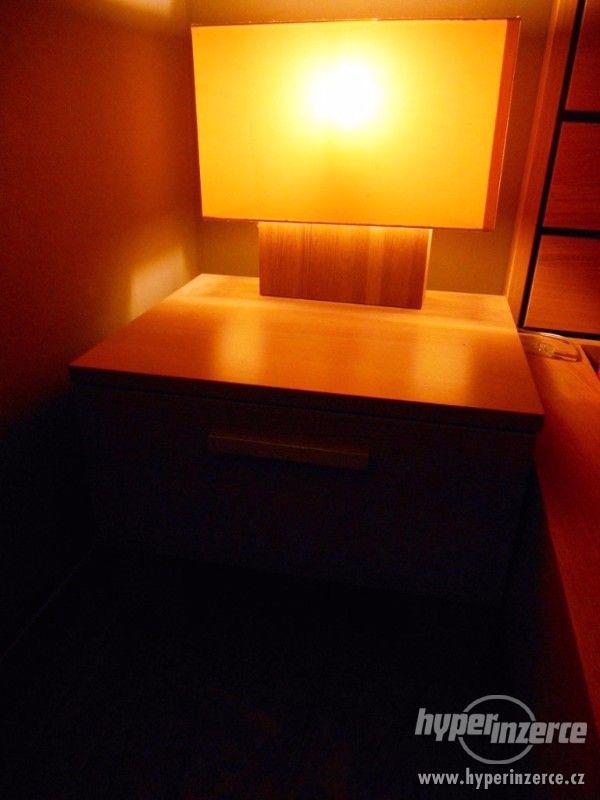 Manželská postel Bo Concept + 2 x stolek + 2 x lampa - foto 6