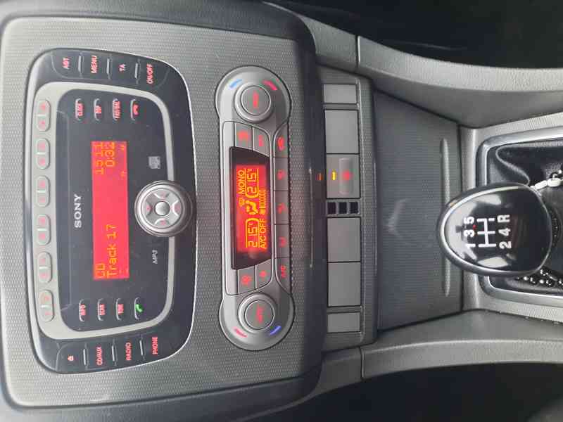 Ford Focus 1.6 TDCi 80kW, Titanium, serviska !!! - foto 10