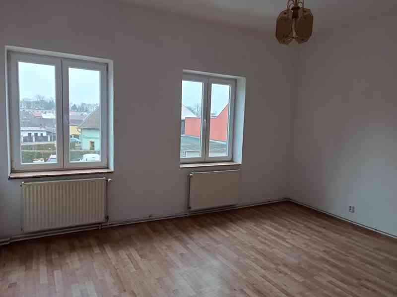 Byt v Hronově ;  2 + KK s velkou soukromou verandou 25 m2 - foto 3