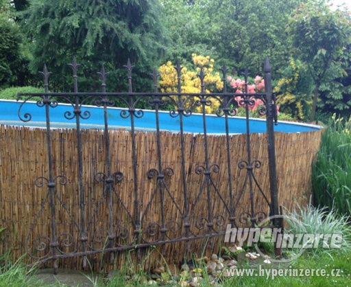 starý kovaný plot, celková délka je 25m, celkem 15ks plotu a - foto 2