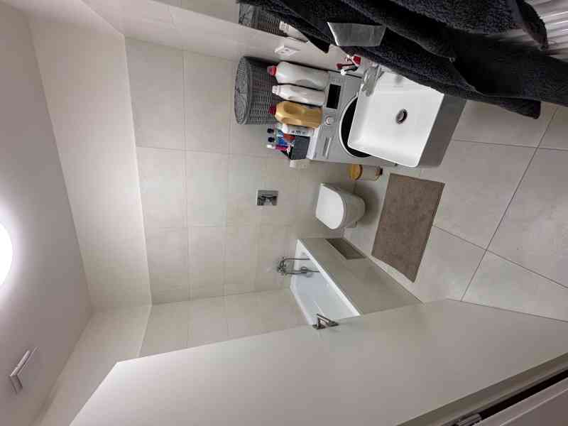 Pronájem bytu 2+kk, 40 m2 Michle výhled do lesa 2patro - foto 4