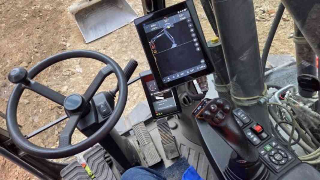 komplet! 20t bagr Volvo EW160 tilt+2D nivelace /přívěs - foto 7