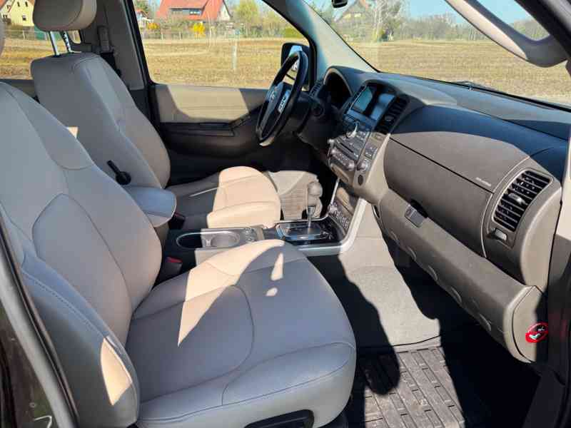 Nissan Pathfinder 2.5 dCi Individual Aut. 140kw - foto 9