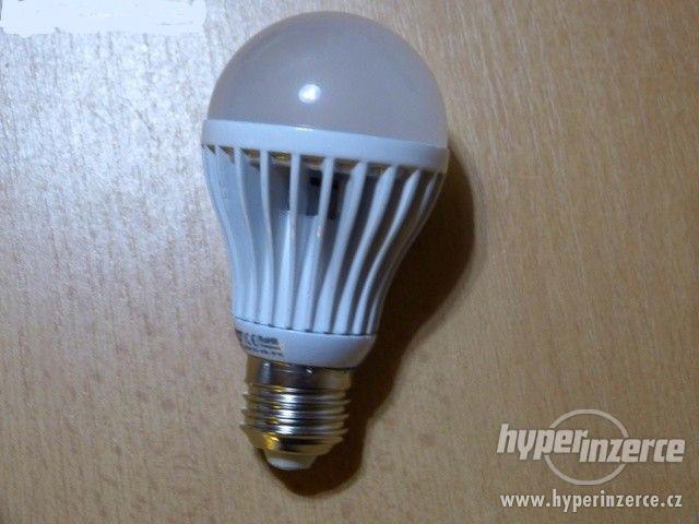 LED žárovka E27 9W - teplá bílá. Okamžitý start na plný výko - foto 3