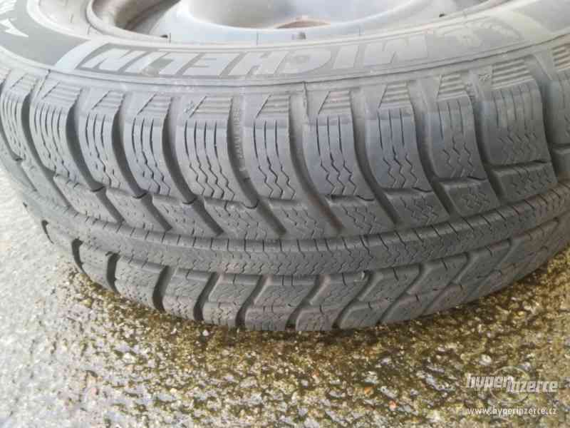 Zimní pneu R14 (na discích včetně šroubů) - foto 2
