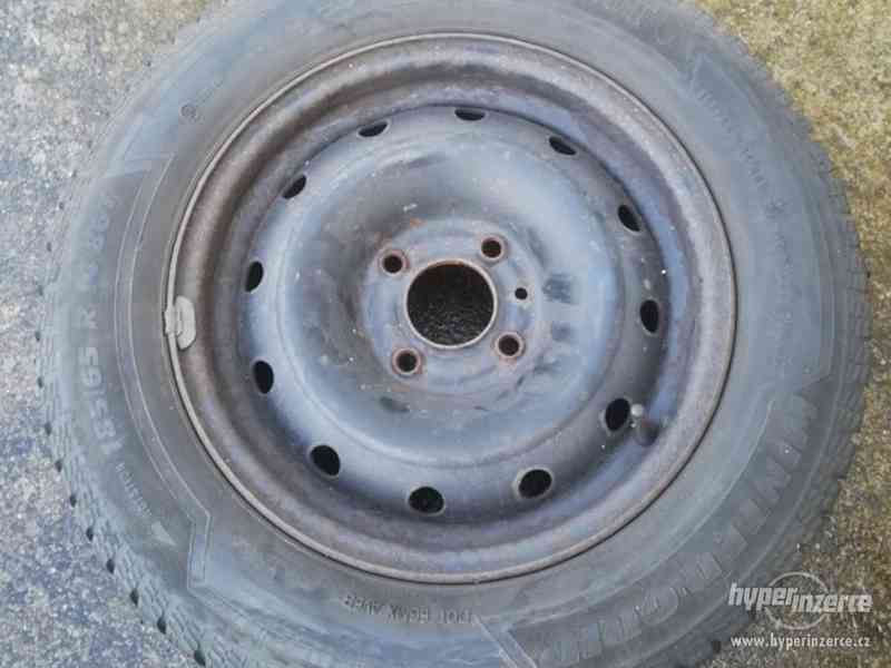 Zimní pneu R14 (na discích včetně šroubů) - foto 3