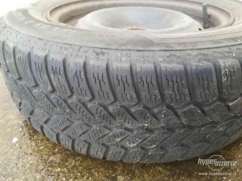 Zimní pneu R14 (na discích včetně šroubů) - foto 4