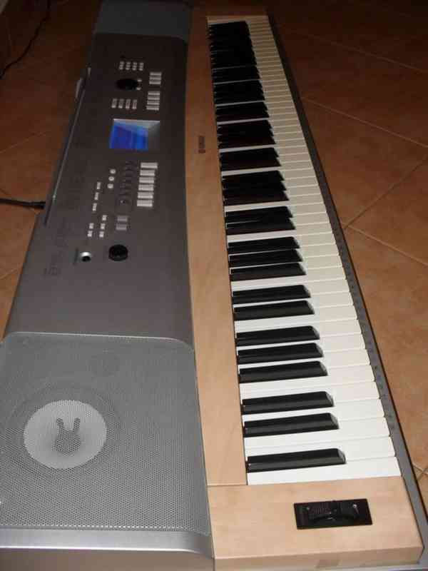 Digitální piano Yamaha Portable Grand DGX 620 - foto 2