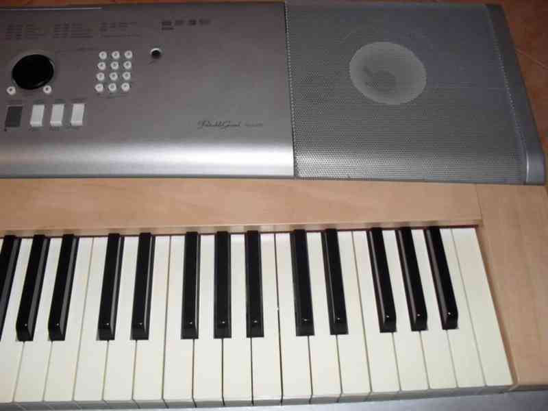 Digitální piano Yamaha Portable Grand DGX 620 - foto 6