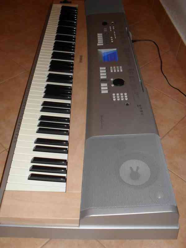 Digitální piano Yamaha Portable Grand DGX 620 - foto 3