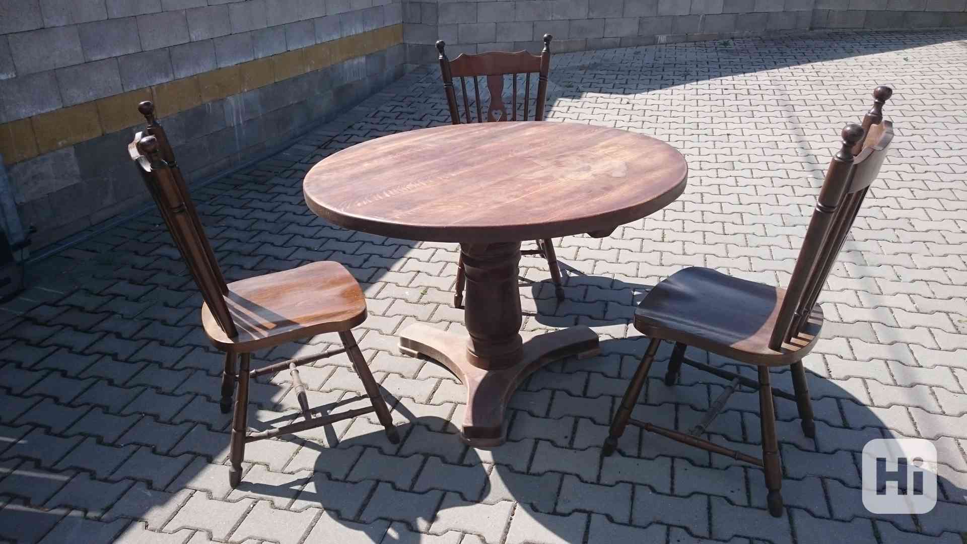 dřevěný kulatý stůl se židlemi - foto 1