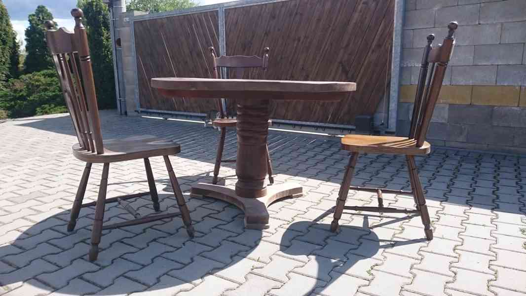 dřevěný kulatý stůl se židlemi - foto 2