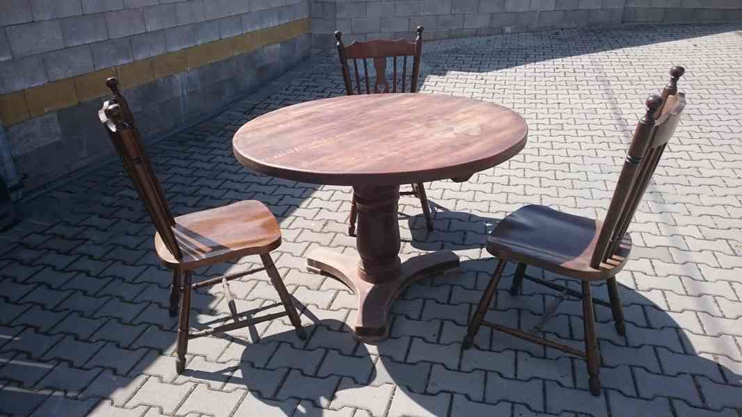 dřevěný kulatý stůl se židlemi