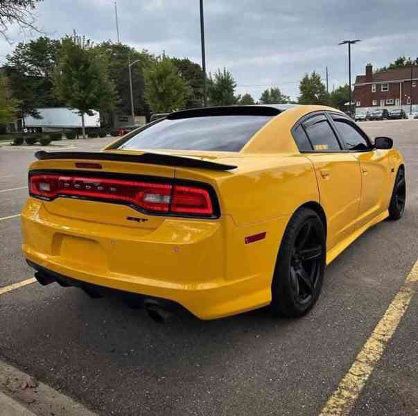 Dodge Charger z roku 2012 - foto 3