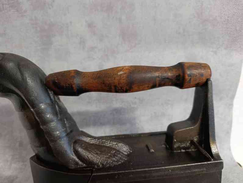 Obrovská atypická komínová žehlička, 9,65kg TOP - foto 3