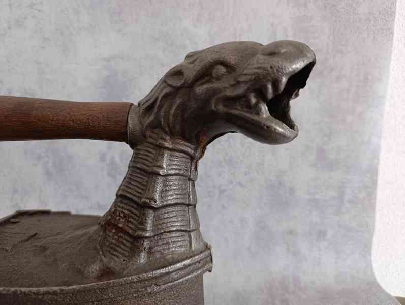 Obrovská atypická komínová žehlička, 9,65kg TOP - foto 3