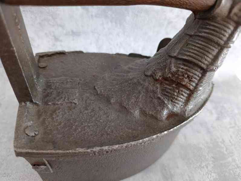 Obrovská atypická komínová žehlička, 9,65kg TOP - foto 4