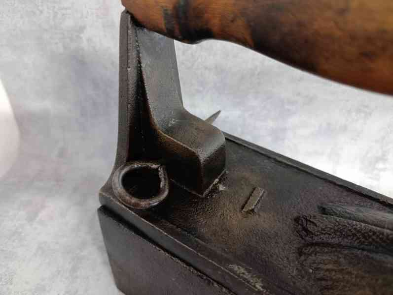 Obrovská atypická komínová žehlička, 9,65kg TOP - foto 9