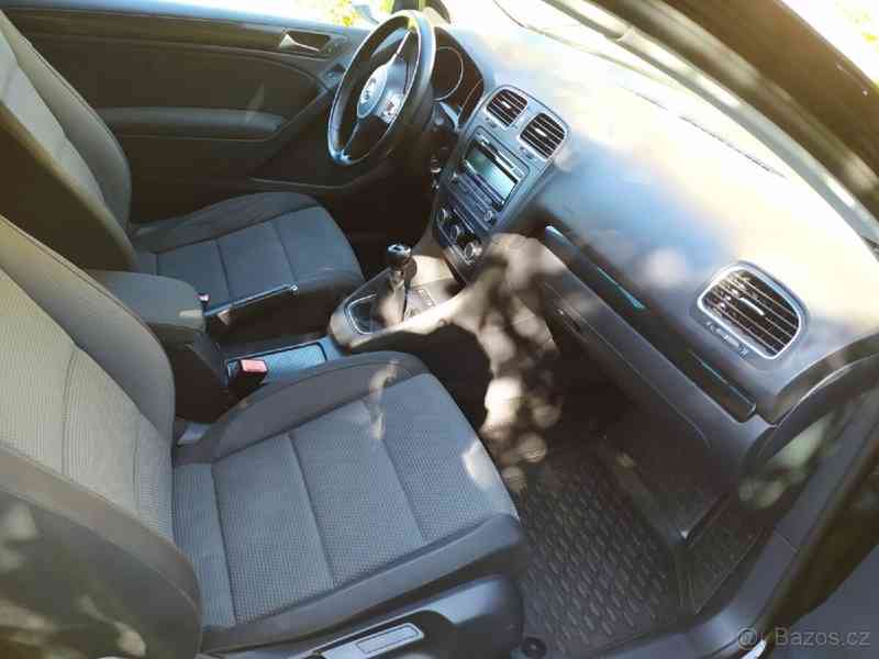 Volkswagen Golf 1,4 i 59kW Comfortline černá - foto 6