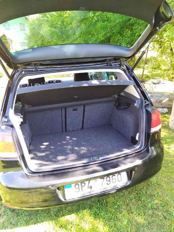 Volkswagen Golf 1,4 i 59kW Comfortline černá - foto 2