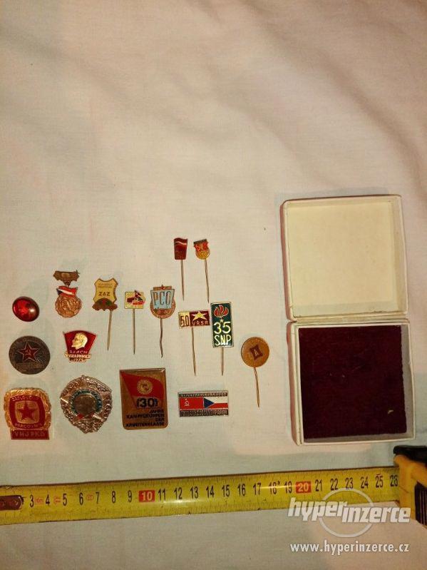 Kolekce různých odznaků v červené krabičce 16 ks - foto 1