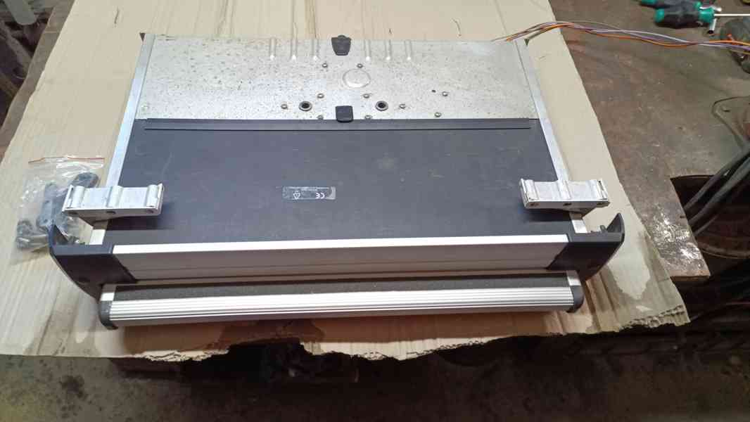 Elektrický schůdek THULE pro karavan  - foto 3