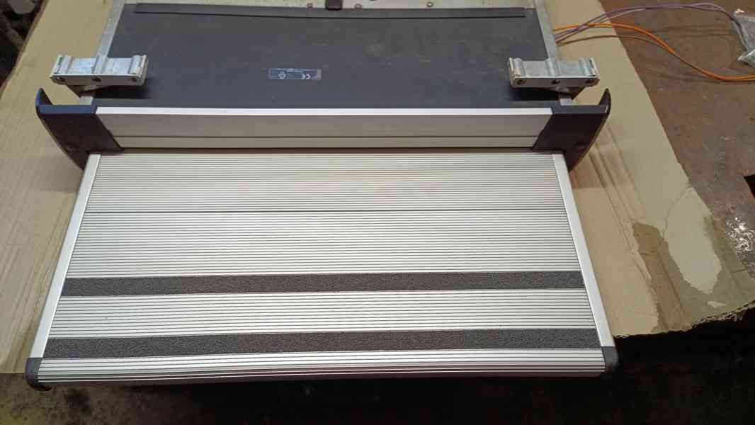 Elektrický schůdek THULE pro karavan  - foto 2