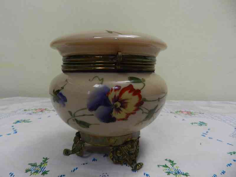 Krásná velmi stará malovaná skleněná Dóza na nožičkách