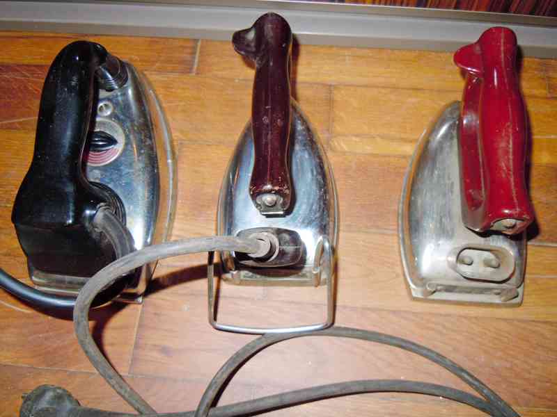 Tři kusy starých elektrických žehliček