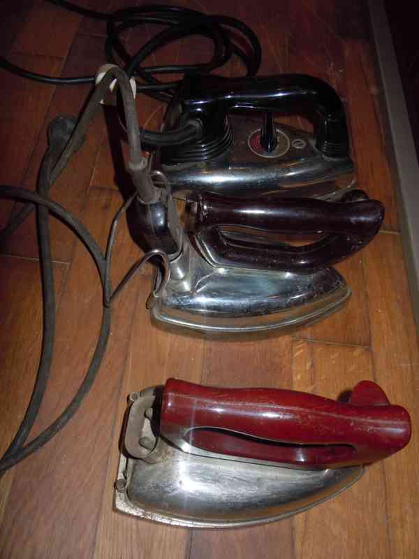 Tři kusy starých elektrických žehliček - foto 9