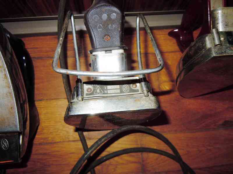 Tři kusy starých elektrických žehliček - foto 6