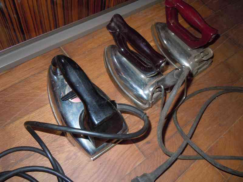 Tři kusy starých elektrických žehliček - foto 10