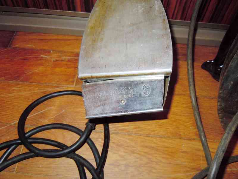 Tři kusy starých elektrických žehliček - foto 5
