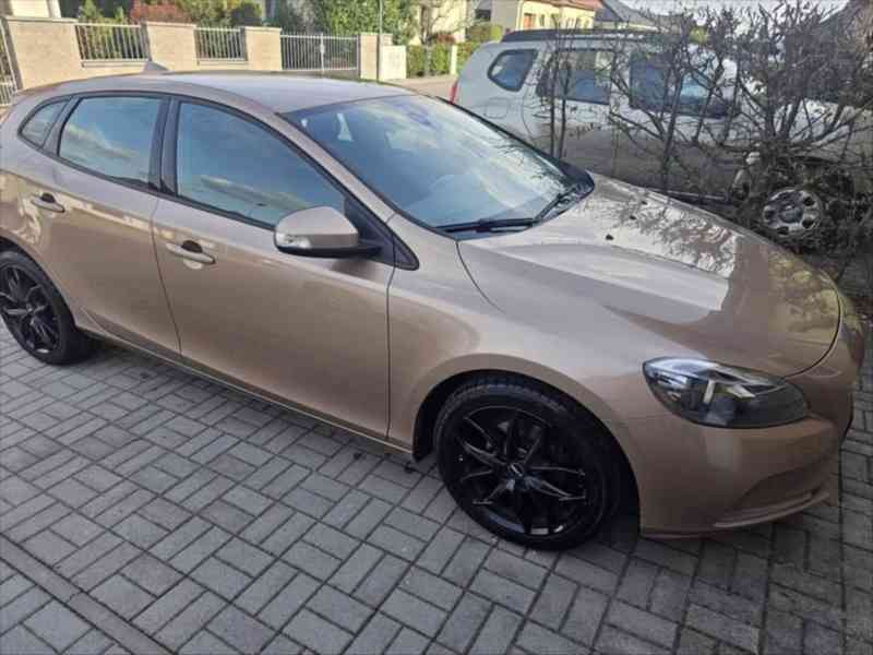 Volvo V40 1,6 - foto 2