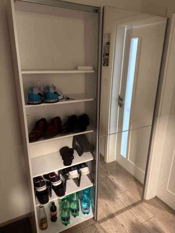 Posuvná šatní skríň XXXlutz s botníkem  - foto 2
