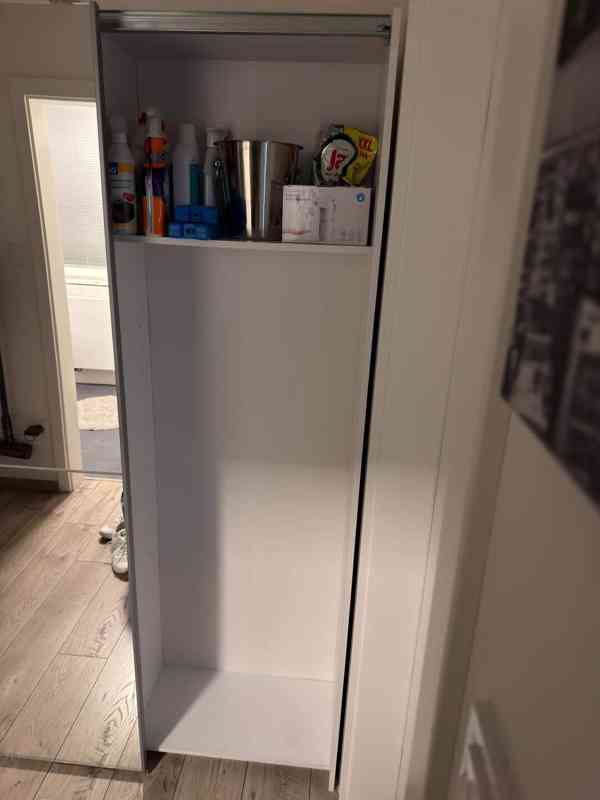 Posuvná šatní skríň XXXlutz s botníkem  - foto 3