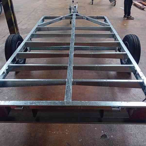 1300Kg brzděný přívěsný vozík 3,0m x1,50, svařovaný rám, DPH - foto 16