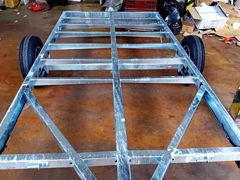 1300Kg brzděný přívěsný vozík 3,0m x1,50, svařovaný rám, DPH - foto 15