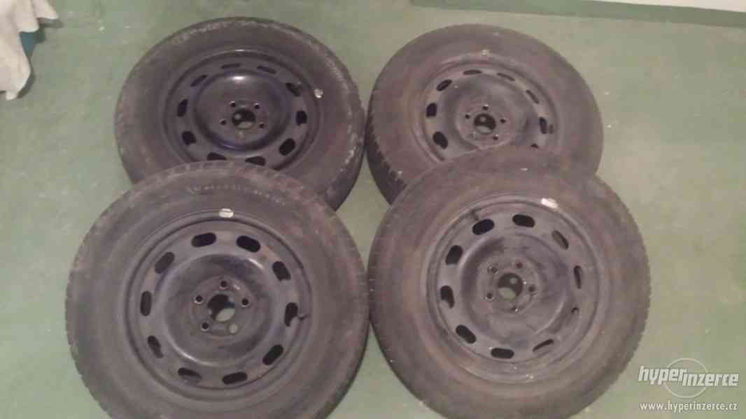 ocelové disky 5x100 s letními pneu 195/65 R15 - foto 1
