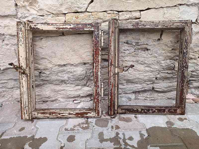 Okna dřevěná ze secesní vily Rám v cm: š 95, v 165, tl 5cm - foto 4