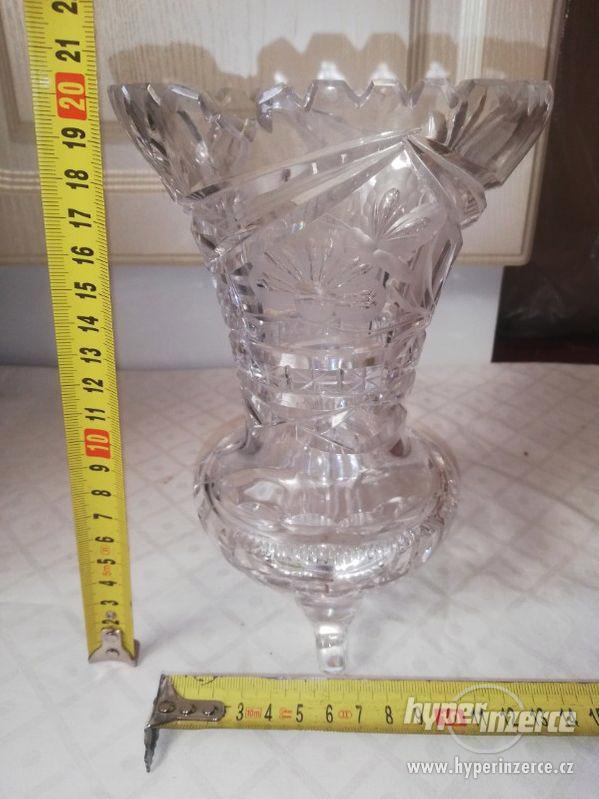 Skleněná broušená váza na nožičkách - prasklina - foto 1
