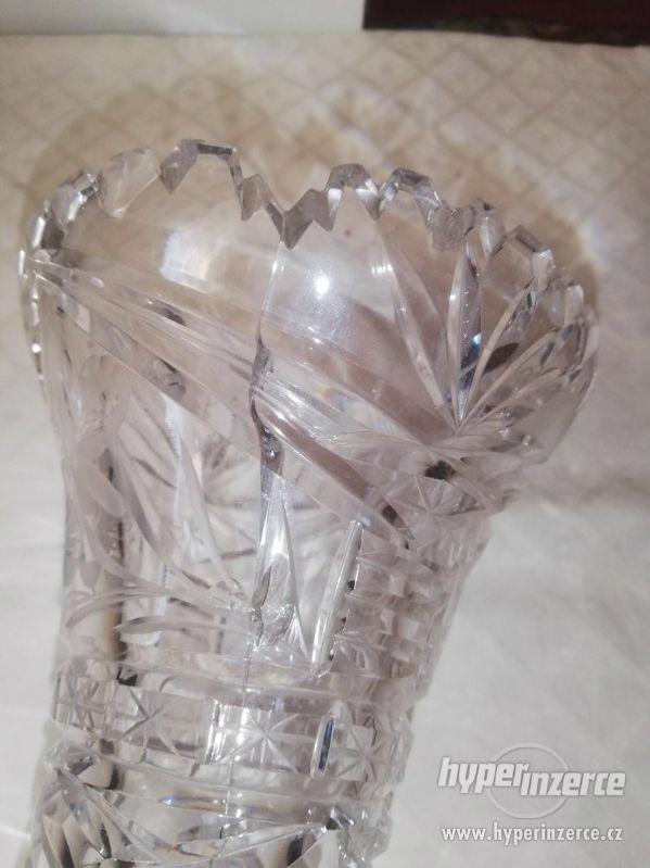 Skleněná broušená váza na nožičkách - prasklina - foto 3